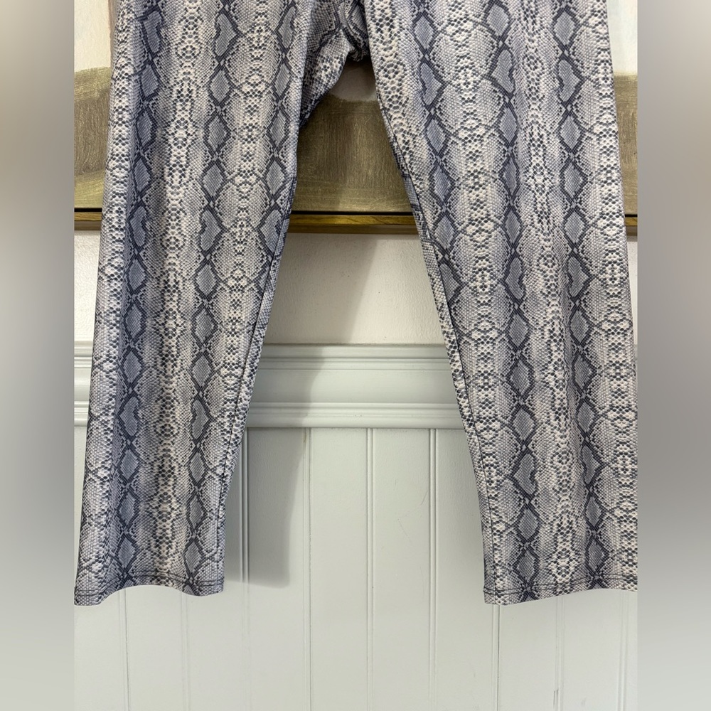 ONZIE‎ Gray & White Cropped Snake Print Leggings Size Medium - Picture 4 of 9